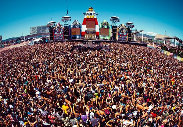 Centenares de personas asistiendo al Reggaeton Beach Festival del 2019, conocido evento cultural Barcelona