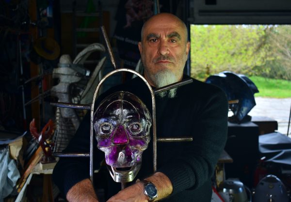 De la Vega en su taller con una de sus esculturas. Alfonso Herreros